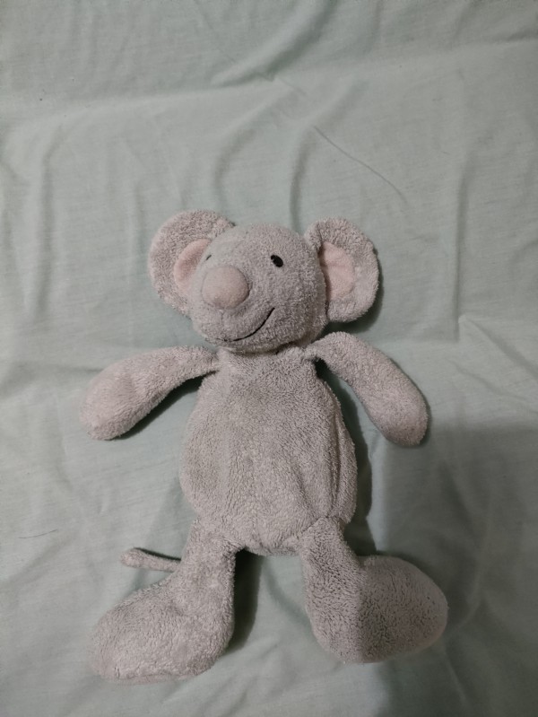 Perdu doudou souris grise avec nez et oreilles roses au camping le gibanel à argentat