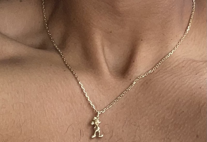 Chaîne en mailles fines or avec un pendentif Mickey