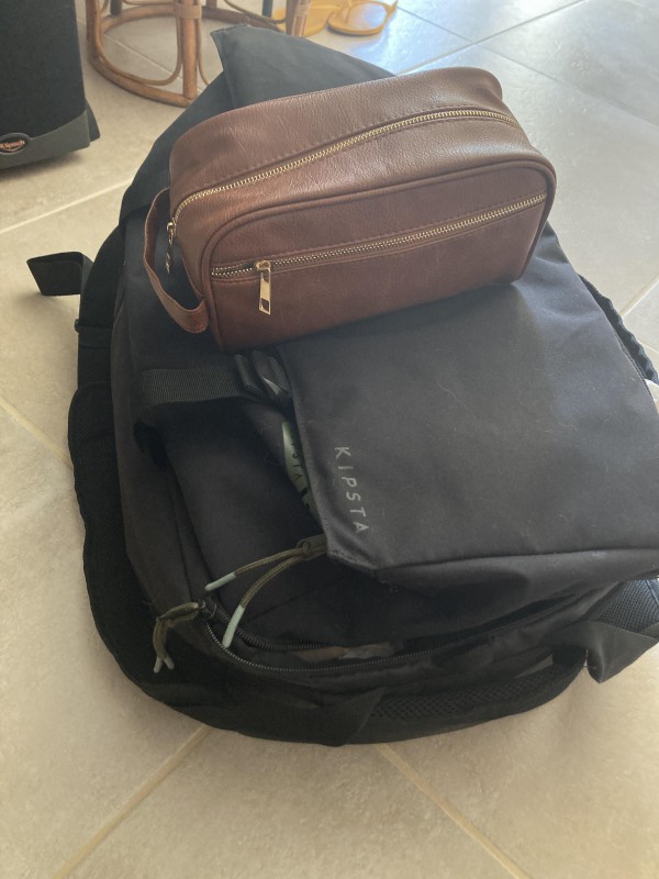 sac de voyage noir dans un train à la gare de Marseille St Charles