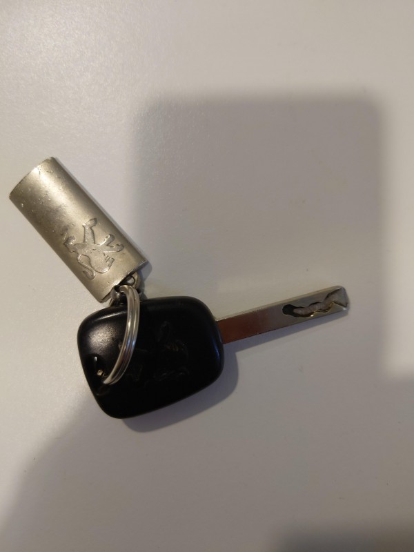 Clé de voiture Peugeot trouvée à Vincennes
