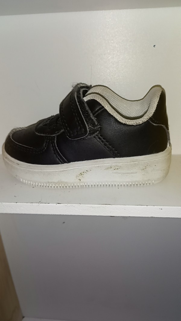 Chaussure noir et blanc pointure 20