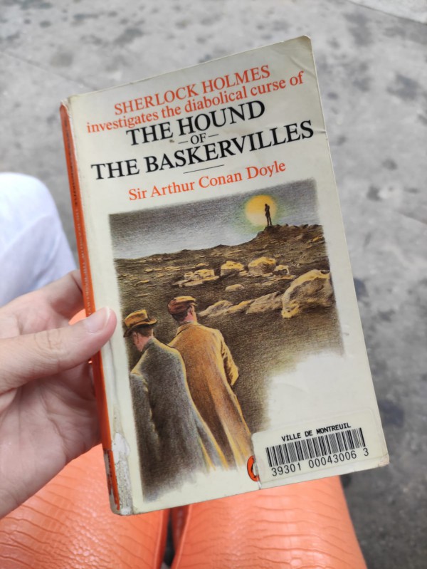 book: SHERLOCK HOLMES investigates the diabolical curse of the hound of the baskervilles - Sir Arthur Conan Doyle