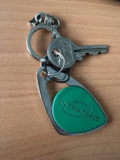 1 clé avec un badge intratone - rue de la Haye CDG