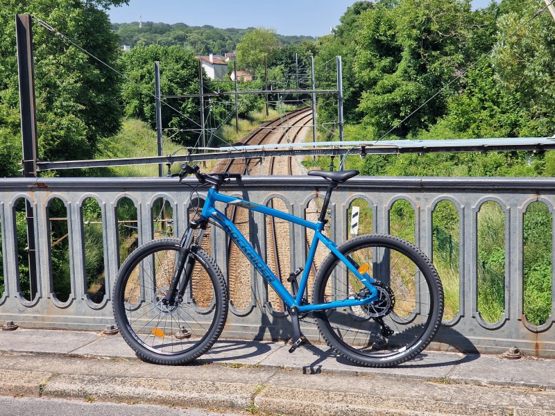 Rockrider st540 v2 bleu volé a chaville devant la mairie