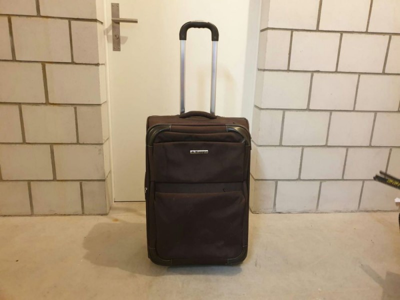 Valises confondues déposées au bureau des objets trouvés de Dijon