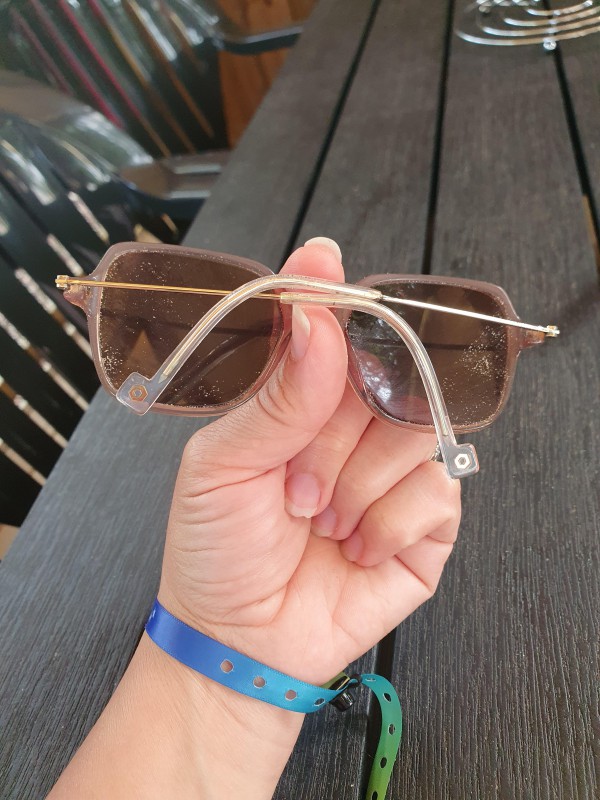Lunette pour enfant retrouvée à la plage des demoiselles