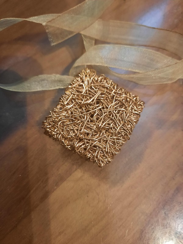 Bracelet dentelle or fil doré entremêlés