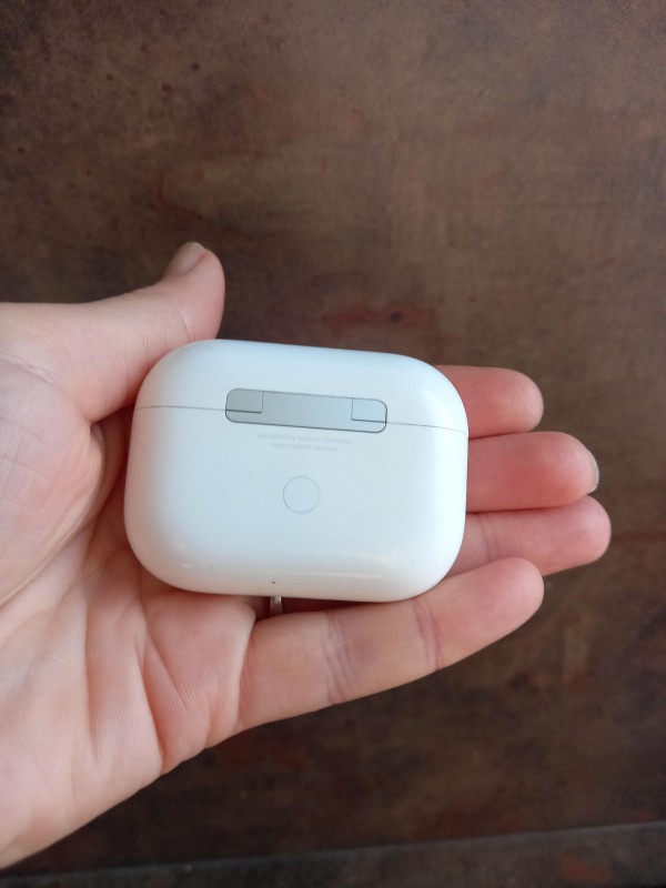 Etuit Airpods trouvé sur piste cyclable des quais Lyon
