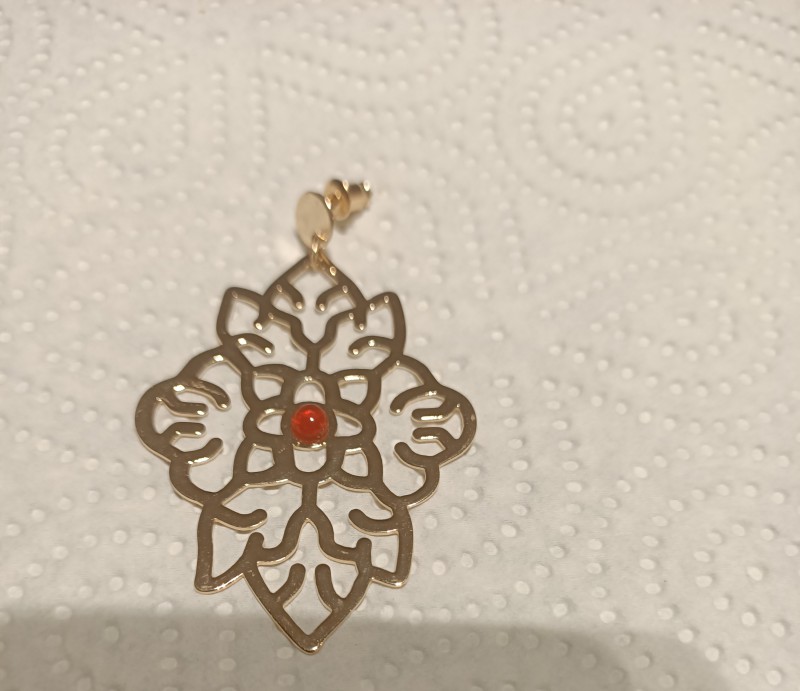 Boucle d oreille plaquée or avec petite pierre corail au centre