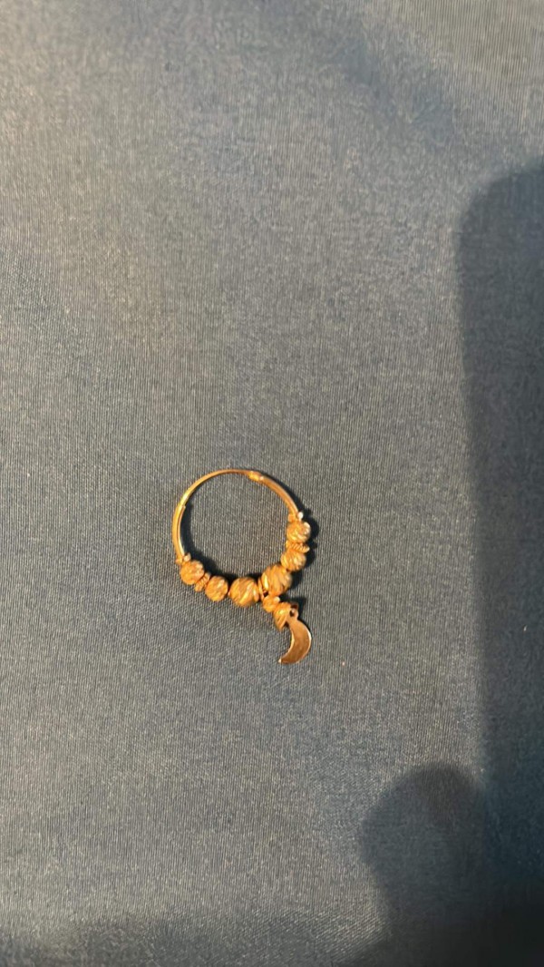 Bijou boucle d’oreille en rond couleur or avec l’une qui pend