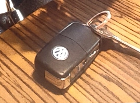 Clef volkswagen noir avec une clef grise accrocher anneaux à bruxelle nord