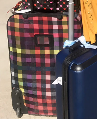 Une valise de couleur multicolore