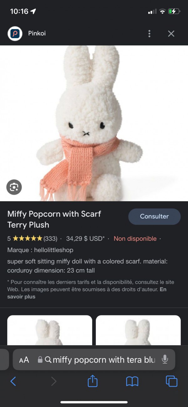 Petit lapin blanc en peluche avec écharpe couleur pêche