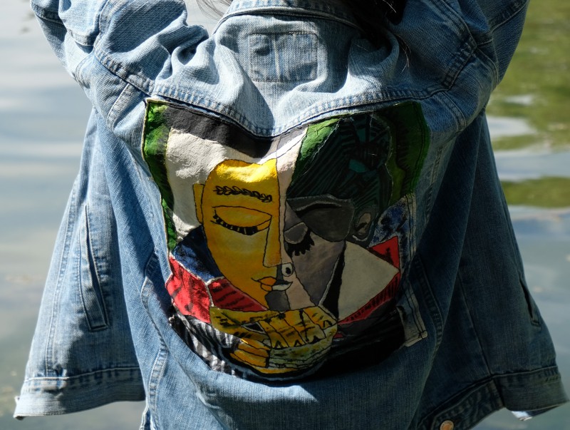 Perdu Veste en jean avec une peinture d'un visage abstrait de Picasso au dos