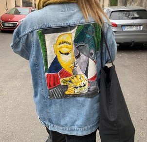 Perdu veste en jean avec une peinture d'un visage abstrait par Picasso au dos