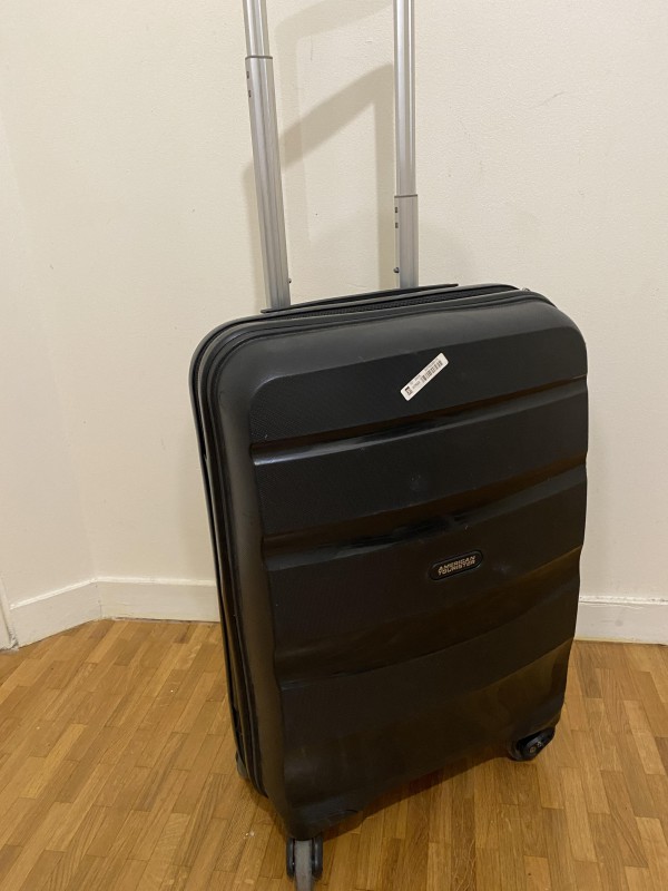 Échange valise à roulette noire dans le train Calais-> Paris