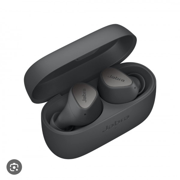 Boîte d'écouteurs Jabra élite 3 gris foncé avec 1 écouteur à l'intérieur