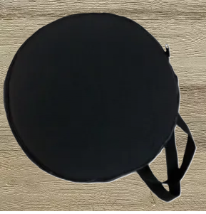 tambourin dans une housse noire