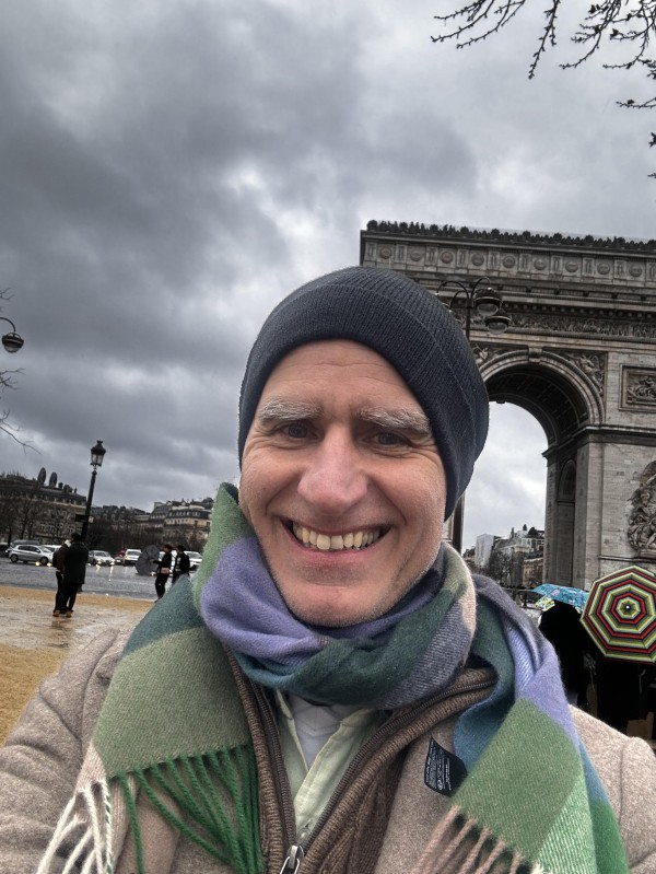 écharpe en laine perdue à carreaux vert bleu au musée du Louvre