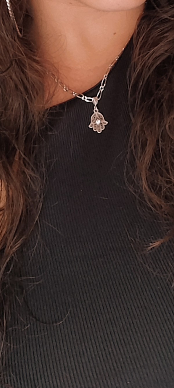 Une chaîne avec un pendentif main de fatma en argent