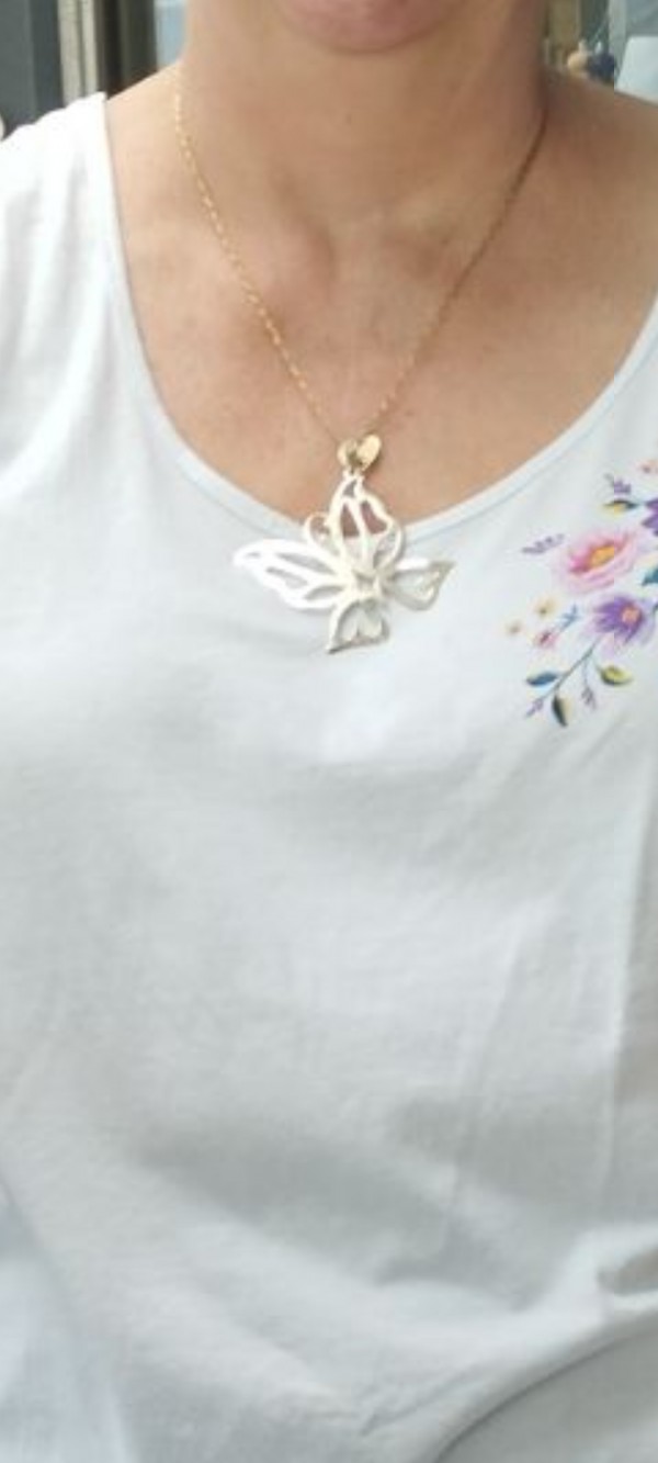 chaine avec papillon doré + un petit coeur marqué Maman