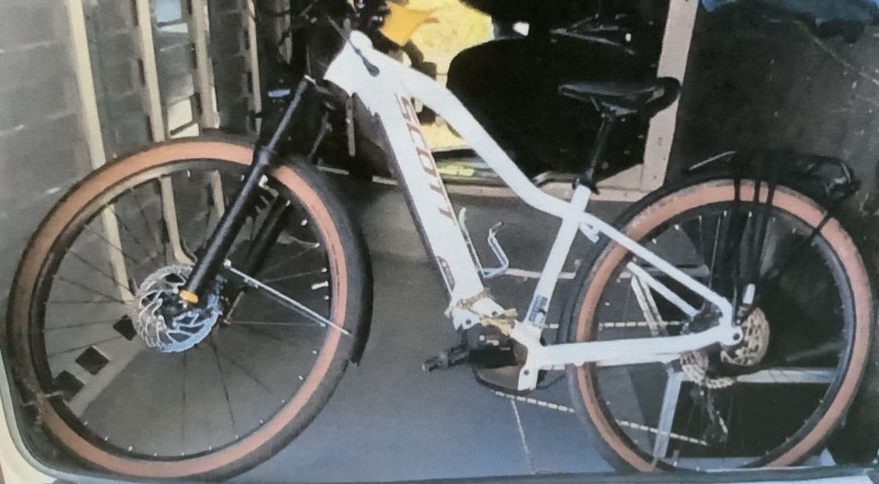 2 VELOS ÉLECTRIQUE SCOTT 1 noir 1 blanc zone activité Blagnac