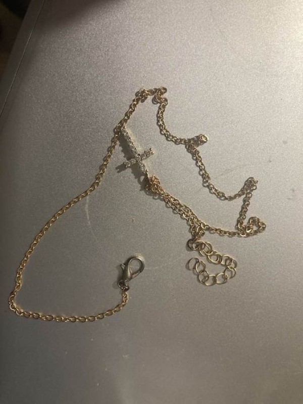Chaine avec une croix à Poissy