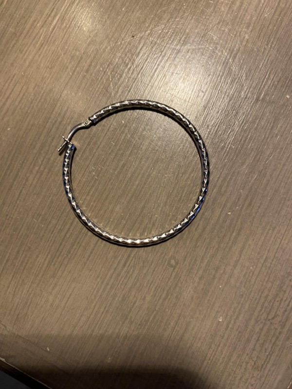 boucle d’oreille creole metal martelé