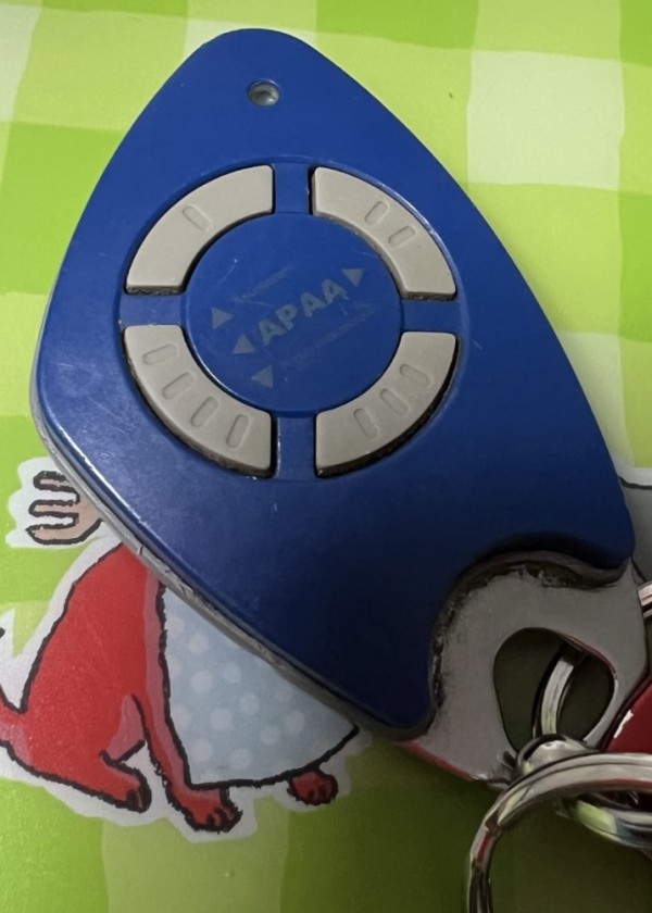 Clé de voiture Citroën + grosse télécommande bleue de résidence + porte clé jeton