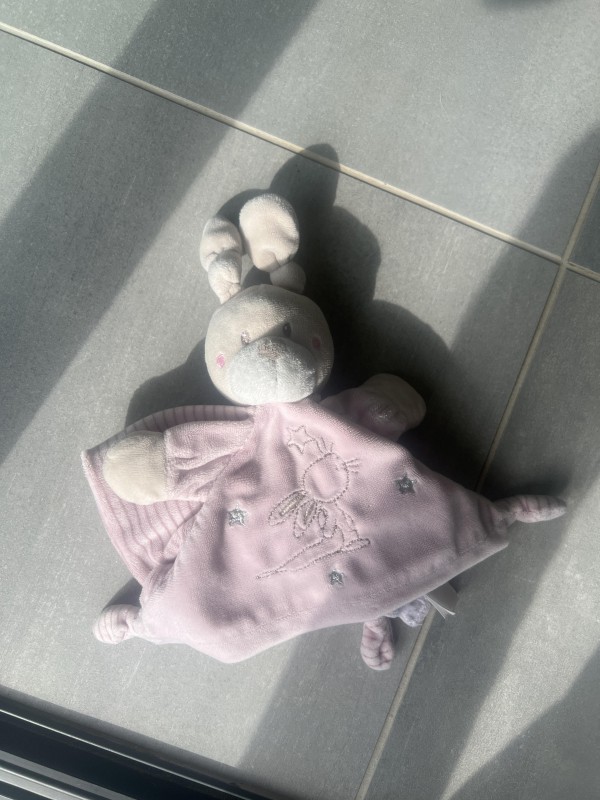 Doudou lapin rose gris