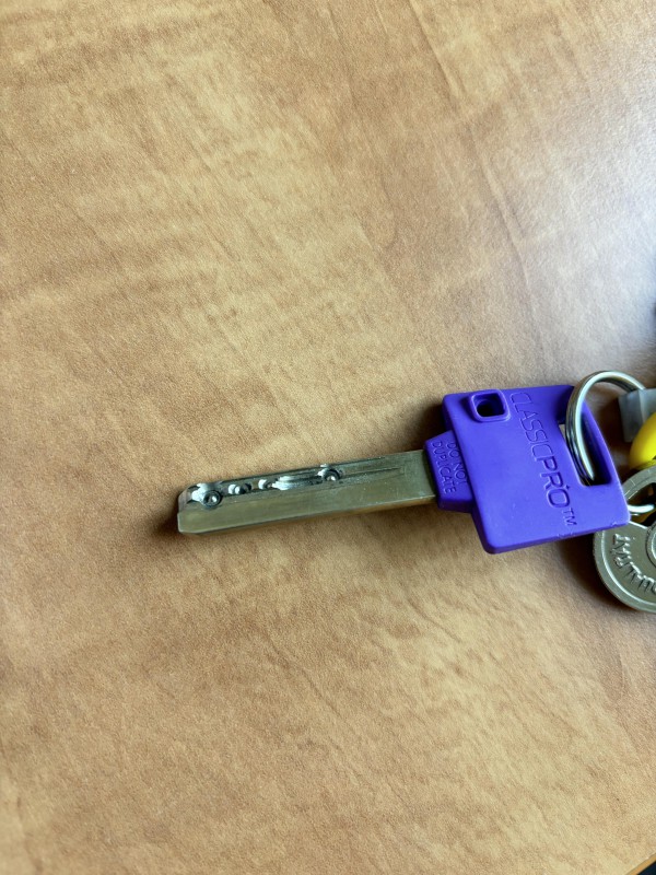 Clé bout violet et badge OTP