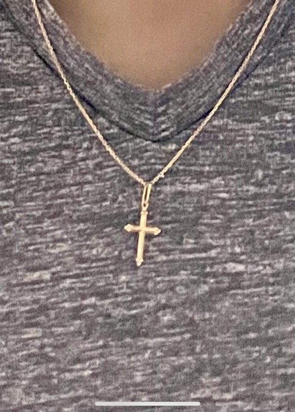 Pendentif croix en or volé à Porte de Montreuil