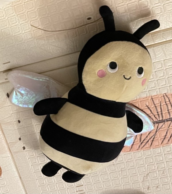 Peluche abeille au parking Nice Lingostière
