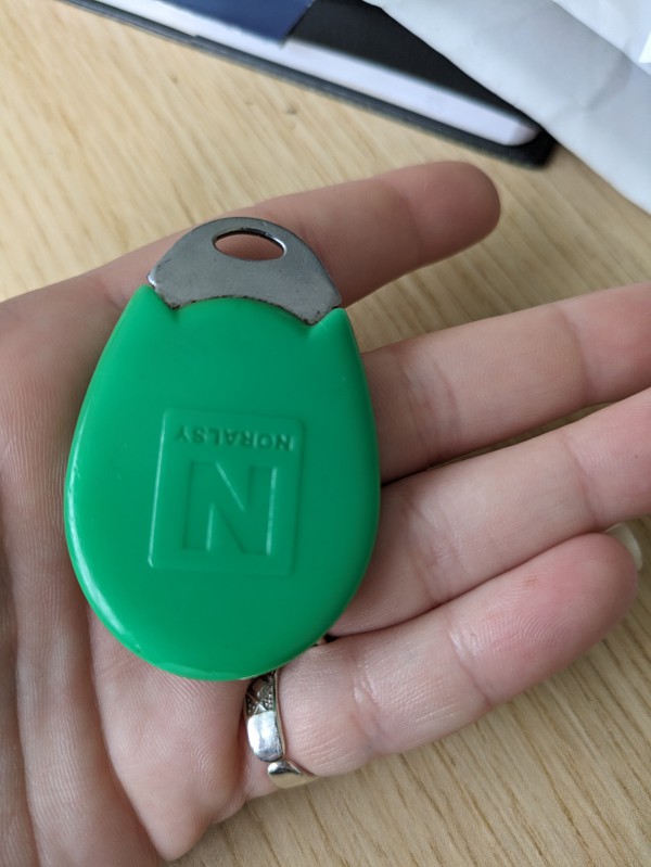 Trousseau de 3 clés avec un badge vert sans porte clé